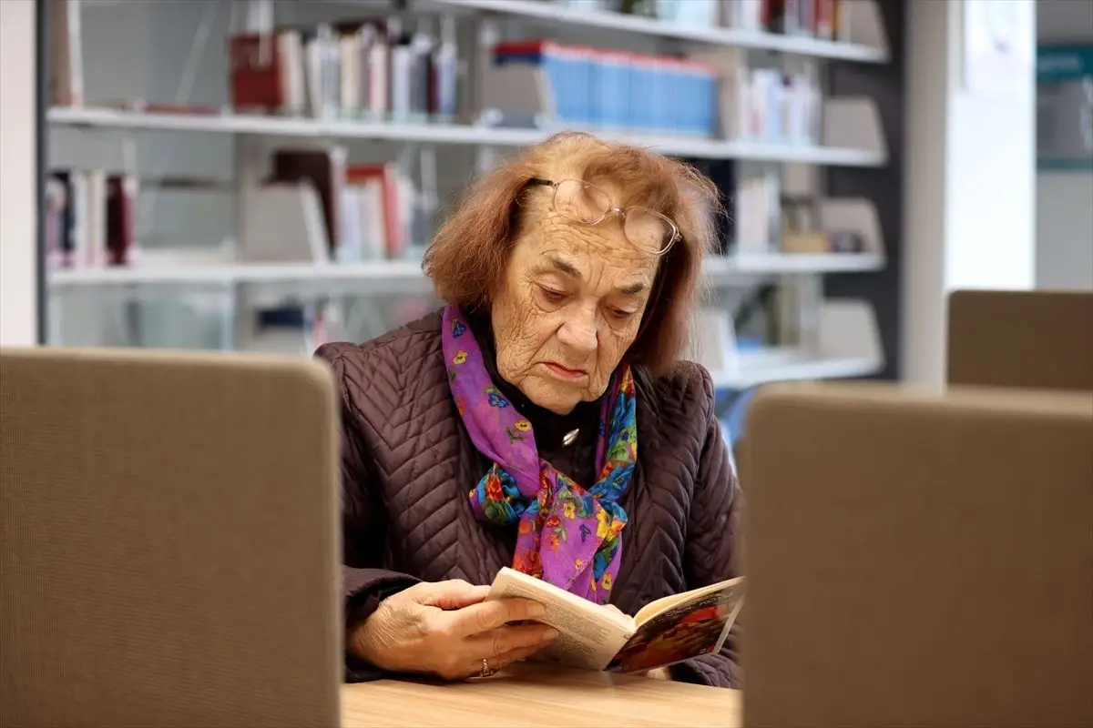 82 Yaşındaki Emekli Öğretmen, 73 Yıldır Kitap Tutkusunu Sürdürüyor