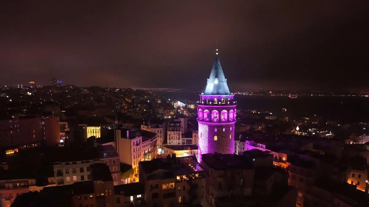 Galata Kulesi Mor Işıkla Aydınlandı: Kanser Erken Teşhisine Dikkat Çekiyor