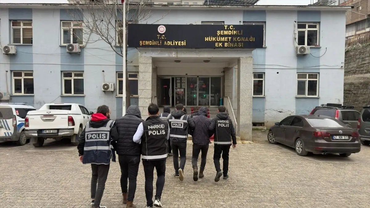 Hakkari'de 12 Şüpheli Gözaltına Alındı: Firari Hükümlü de Tutuklandı