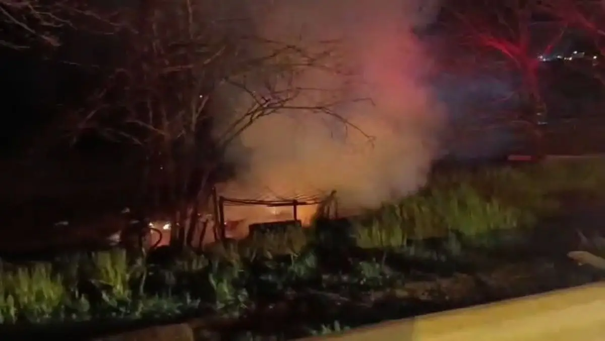 Ereğli'de Plaja Yakın Barakalarda Kundaklama Şüphesi: Yangın Araştırılıyor