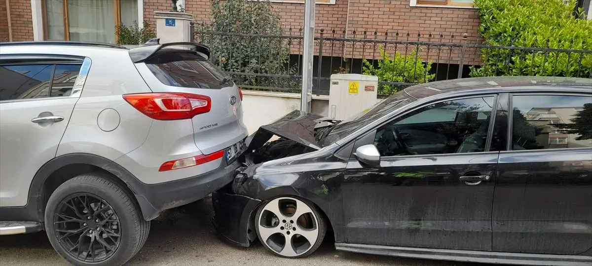 Sinop'ta 79 Yaşındaki Sürücünün Kontrol Kaybı 5 Aracın Hasar Görmesine Neden Oldu