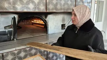 Gamze Şimşek’in fırını içinde çalışırken