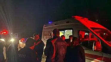 AFAD, Şuhut'ta Çayda Kalan Hafif Ticari Aracı Halatla Kurtardı