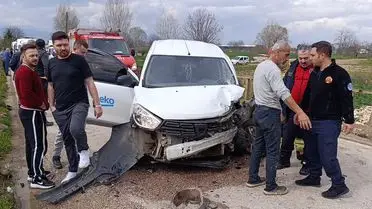 Köprüde dereye yuvarlanan hafif ticari araç