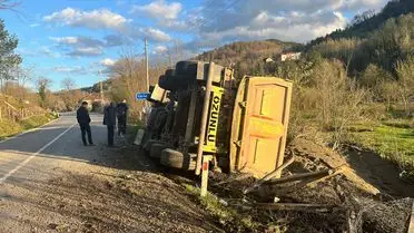 Sinop Türkeli’de devrilen tır ve sürücüsü