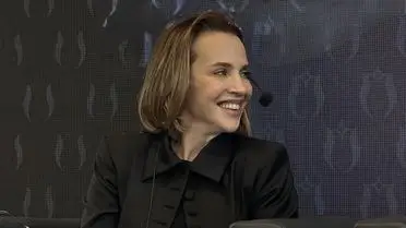 Genç tasarımcıların mücevher atölyesinde çalışması