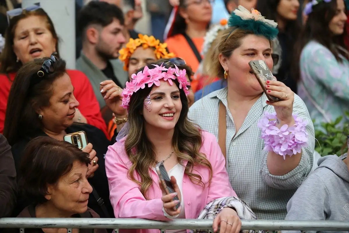 Adana’da Renkli Kostümlerle 14. Uluslararası Portakal Çiçeği Karnavalı Coşkusu