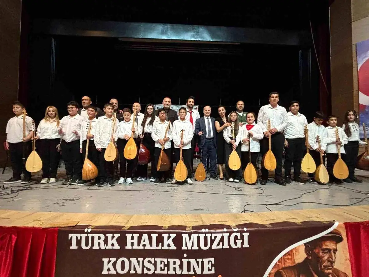 Ceyhan’da Bağlama Kursu Mezunları Halk Müziğiyle Coştu