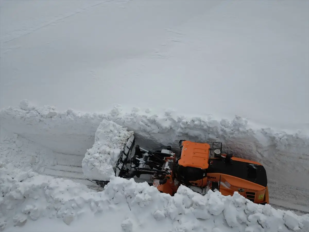 Erzincan’da 4 Metrelik Kar Tabakasıyla Mücadele: Ekipler Yolları Açmak İçin Çalışıyor