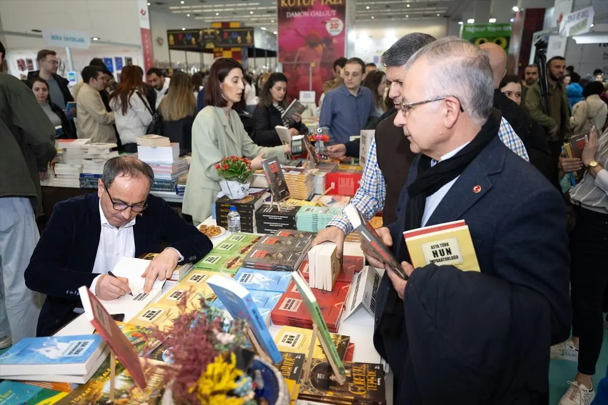 Sağlık Bakanlığı Teftiş Kurulu Başkanı Hacıfazlıoğlu, Ankara Kitap Fuarı'nda Kitap İmzalama Etkinliği Düzenledi