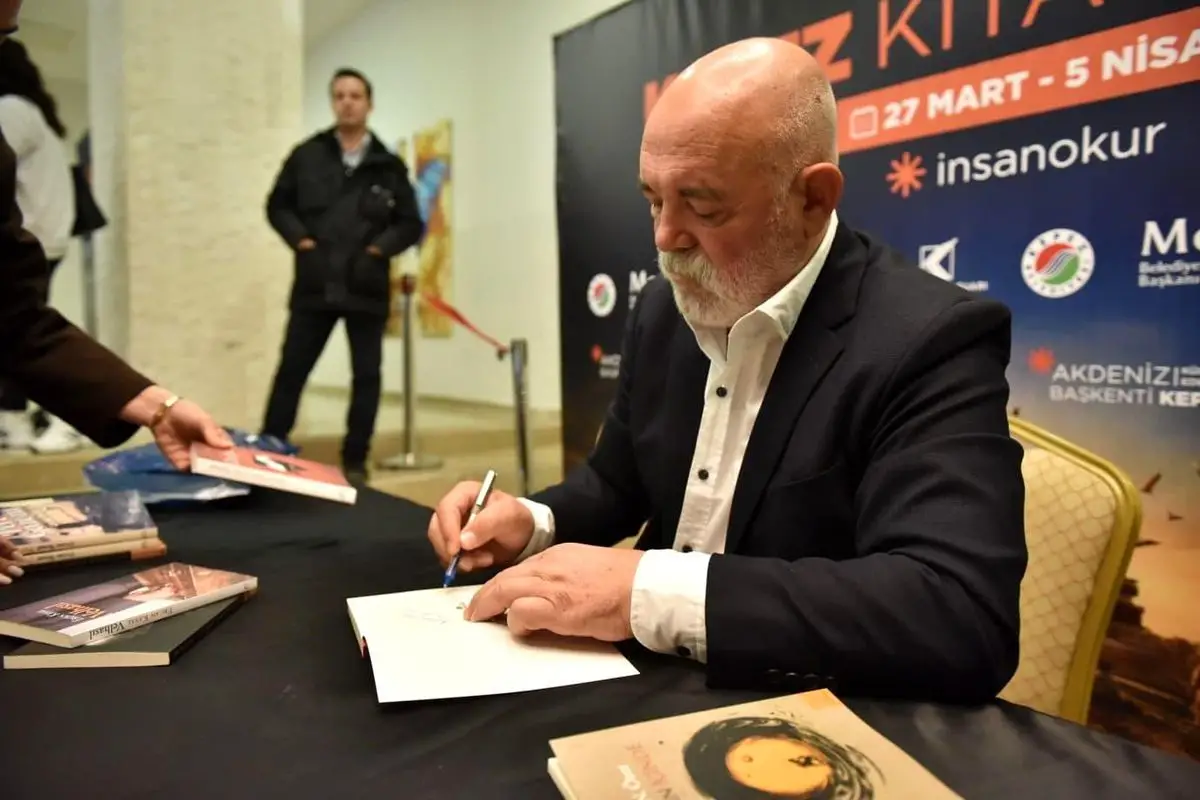 Ercan Kesal, Kepez Kitap Fuarı’nda Edebiyat ve Oyunculuğa Dair Yeni Perspektifler Sunuyor