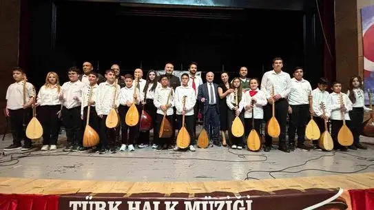 Bağlama çalan genç müzisyenler