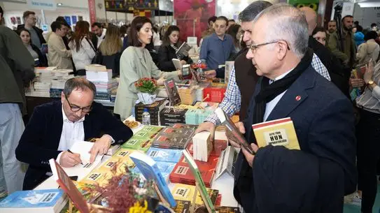 İmza anı ve fuar standı