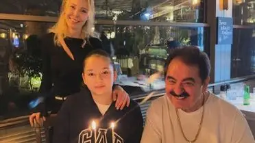 Doğum günü pastası ve aile fotoğrafı