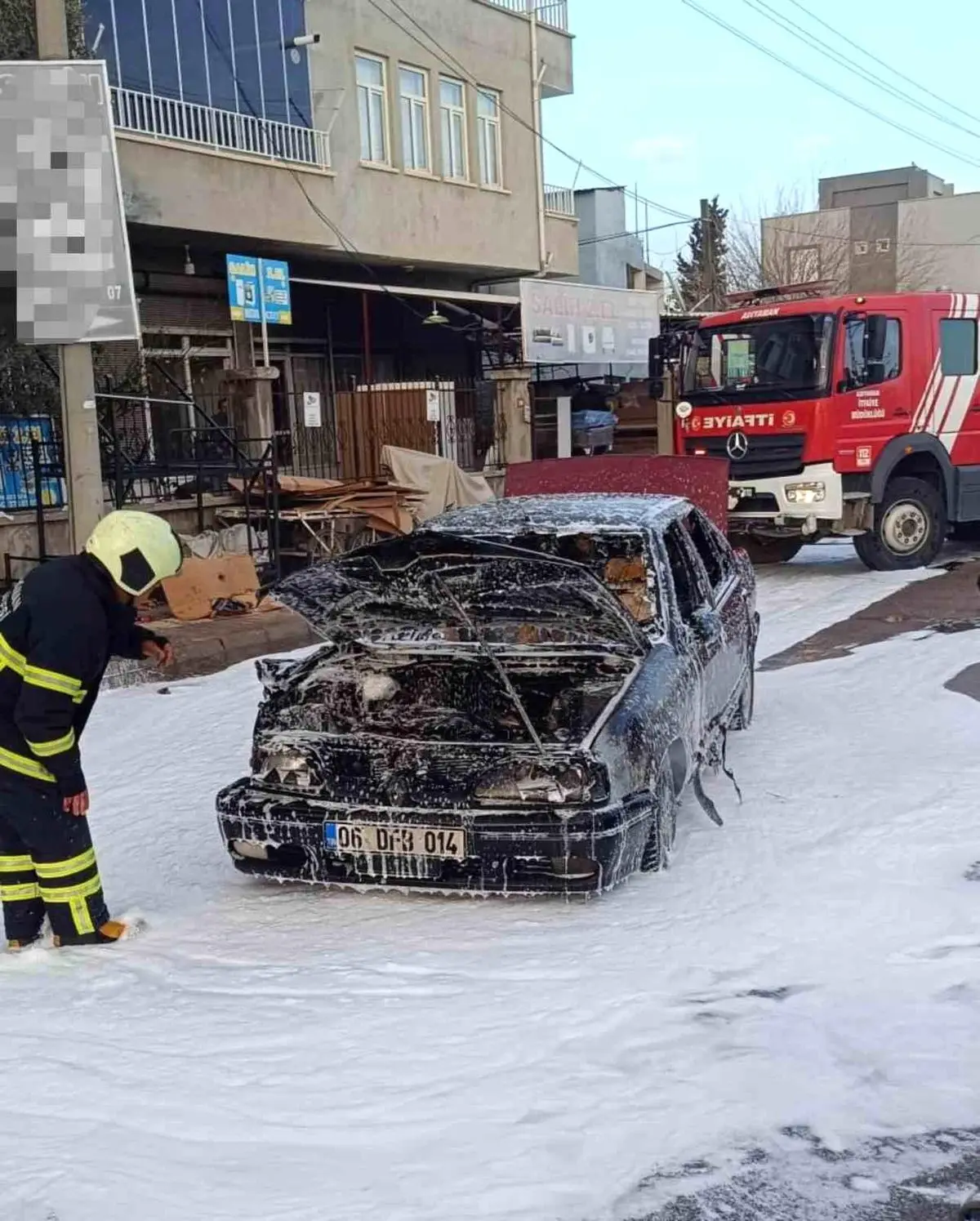 Adıyaman'da Seyir Halindeki Otomobil Alev Aldı: İtfaiye Hızlı Müdahale Etti