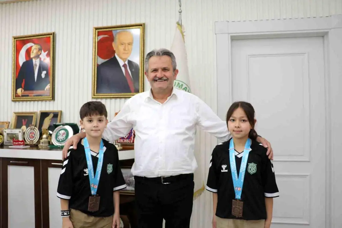 Cumayeri Belediye Başkanı Koloğlu, Karate Şampiyonası'nda Altın Madalya Kazananları Ağırladı