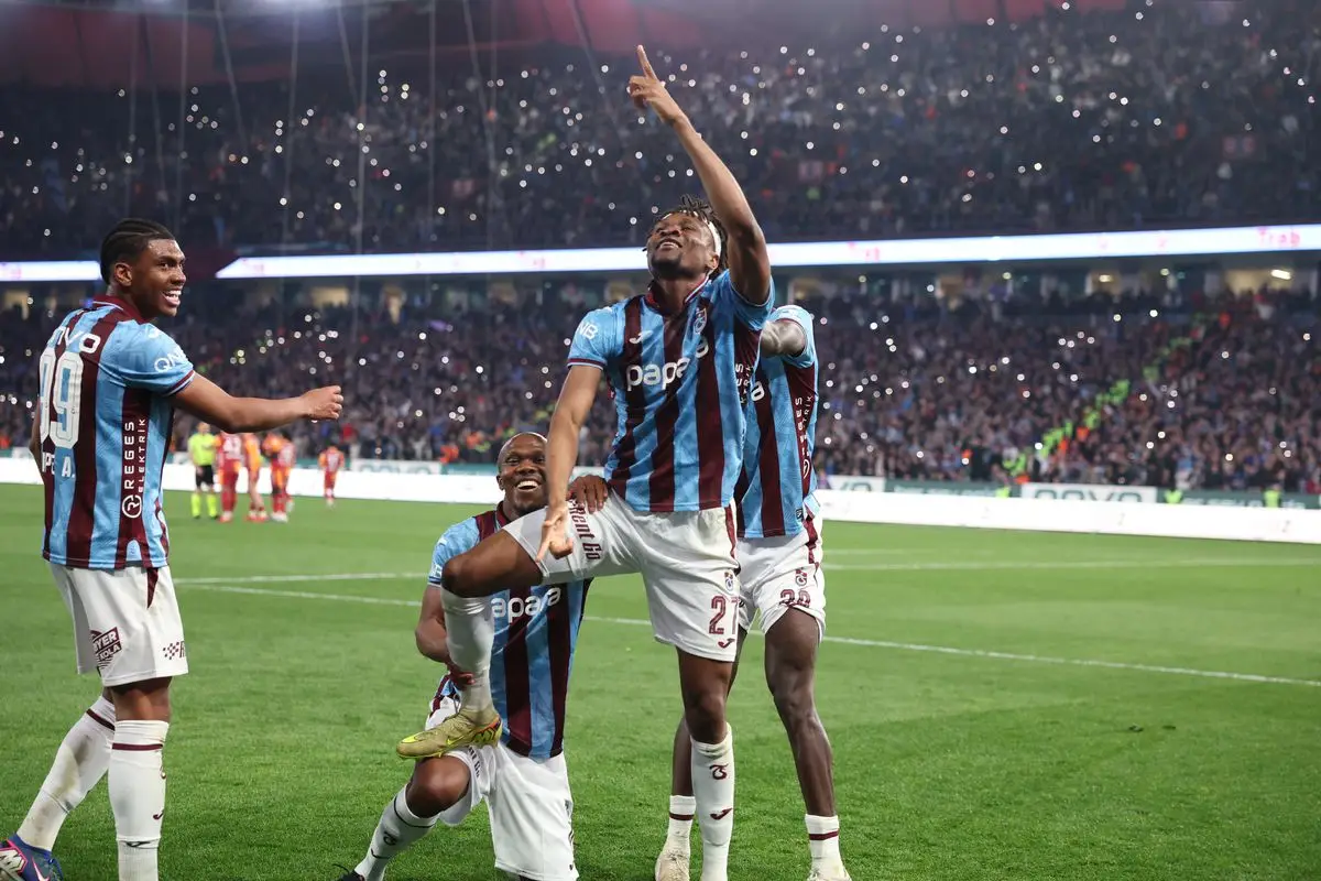 Trabzonspor, Galatasaray'ı 2-1 Yenerek 3 Puan Kazandı