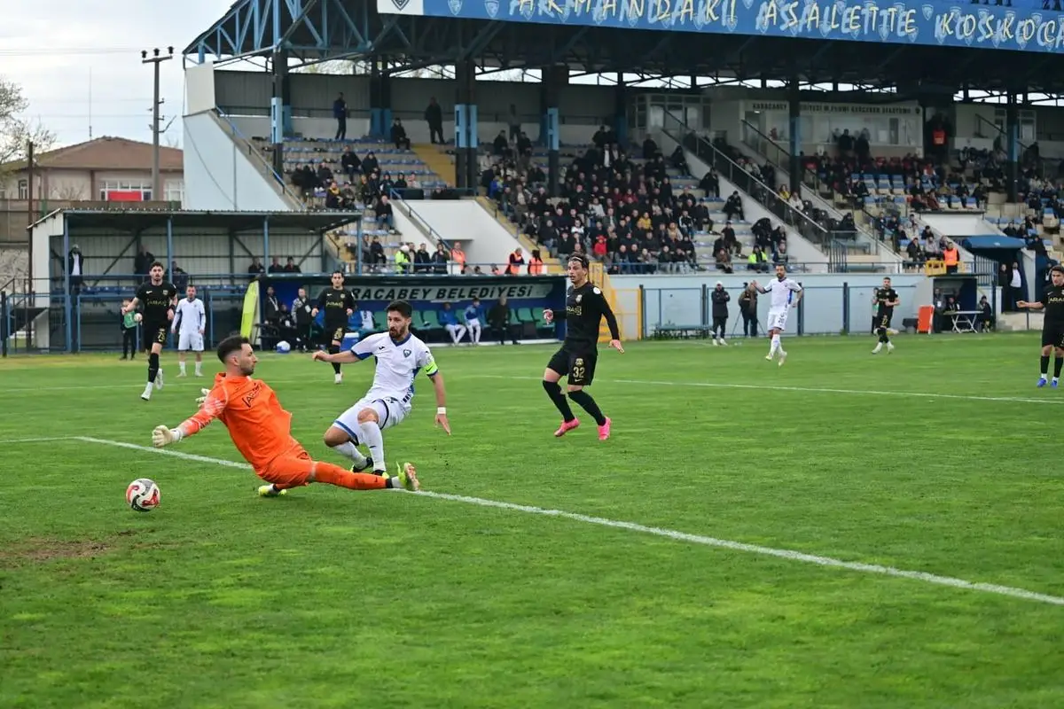 Karacabey Belediyespor, Kastamonuspor'u 4-0 Mağlup Ederek Beyaz Grup'ta Öne Çıktı