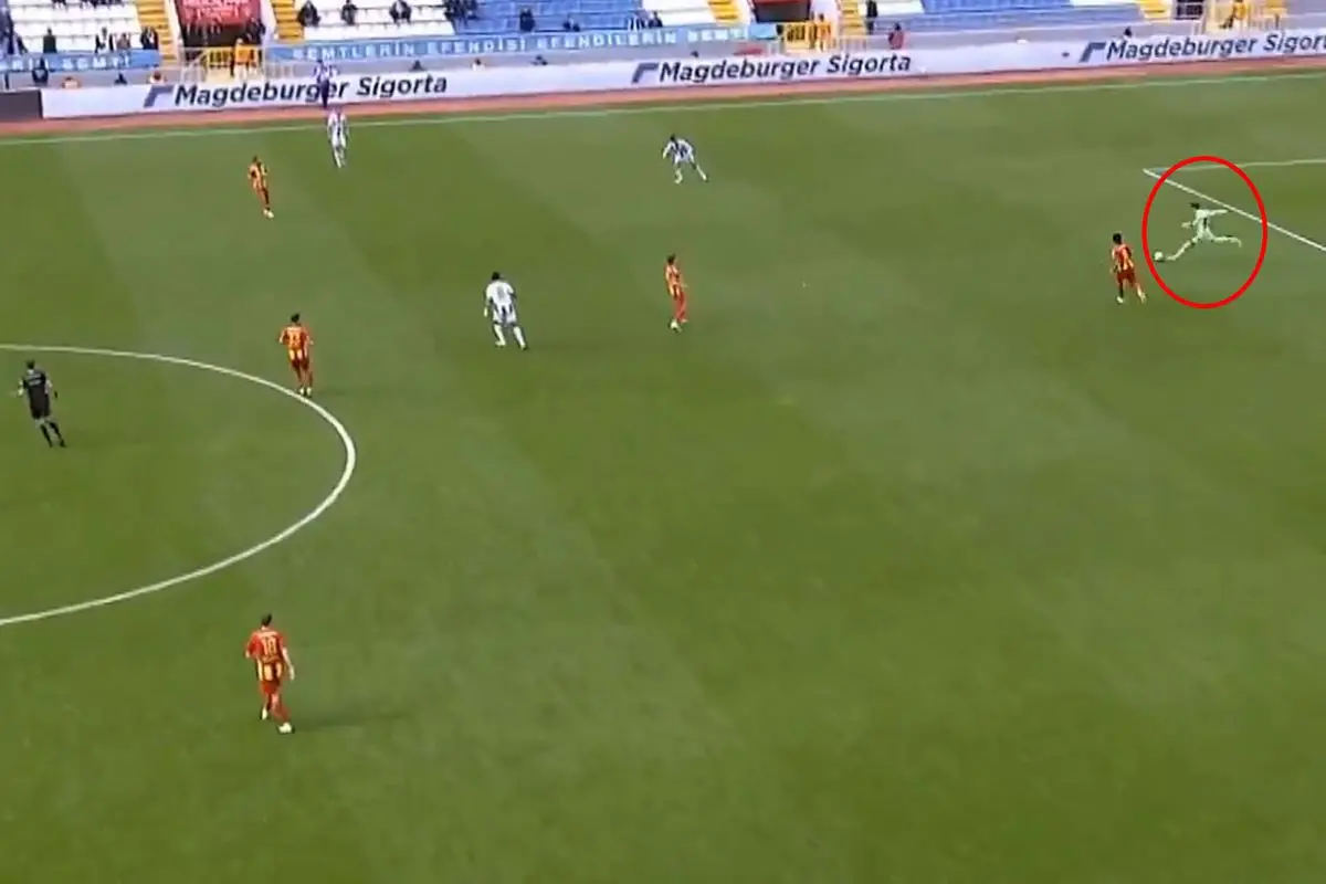 Kasımpaşa Kalecisinin Şaşırtıcı Golü: Kendi Kalesinden Rakip Ağlara