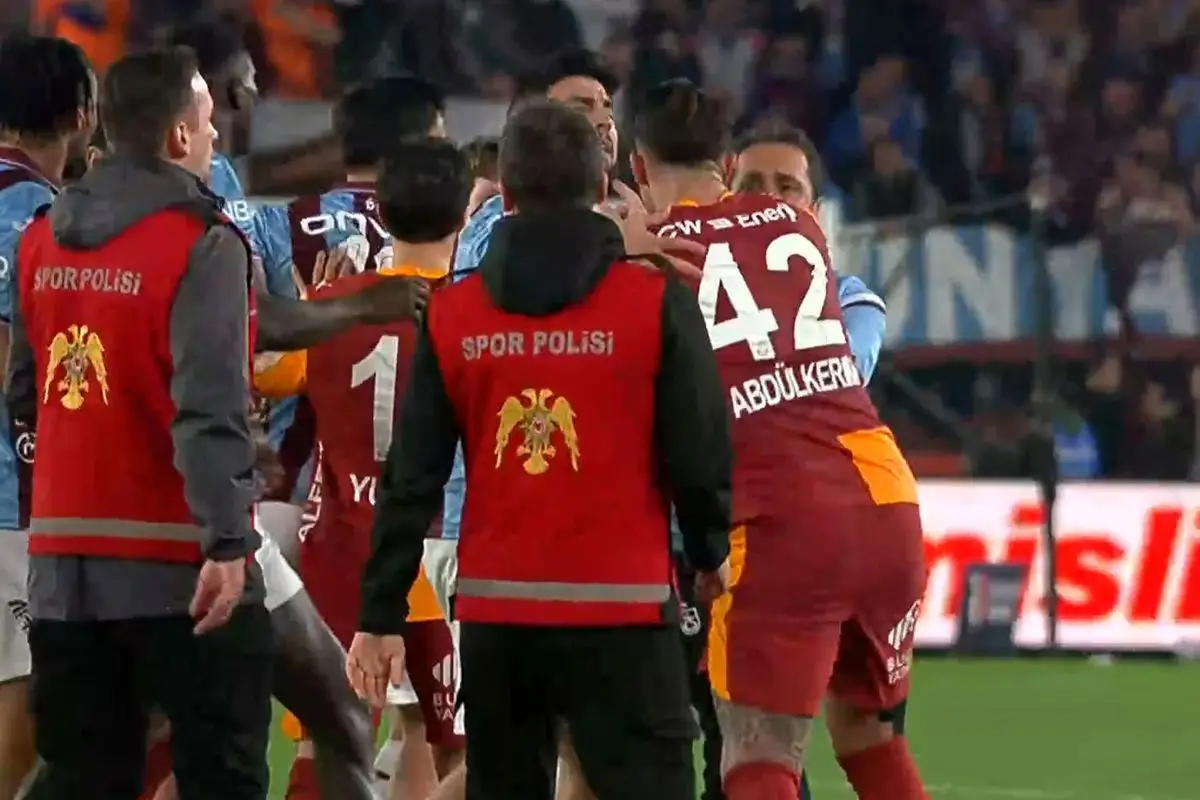 Trabzonspor Galatasaray Zaferi Sonrası Saha Gerginliği Büyüdü