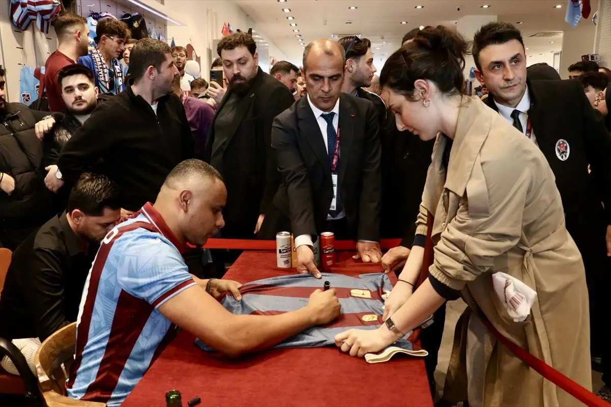 Jaja, Trabzonspor Taraftarlarıyla Buluşarak Galibiyet Umudunu Paylaştı