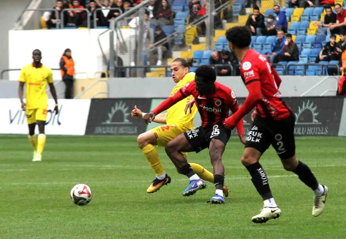Göztepe, İlk Yarıda Öne Çıktı: Penaltı Golüyle 1-0 Avantaj