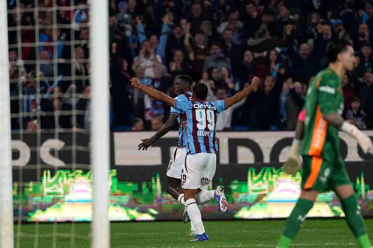 Trabzonspor, Galatasaray'ı İlk Yarıda 1-0 Önde Tamamladı