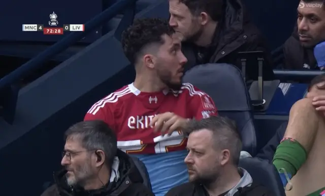 Cherki Ekitike formasıyla poz veriyor