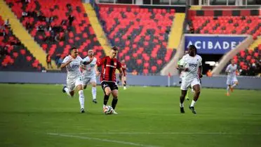 Alanyaspor ve Gaziantep FK maçından aksiyon fotoğrafı