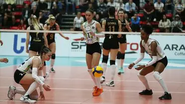 Voleybol sahasındaki aksiyon anı