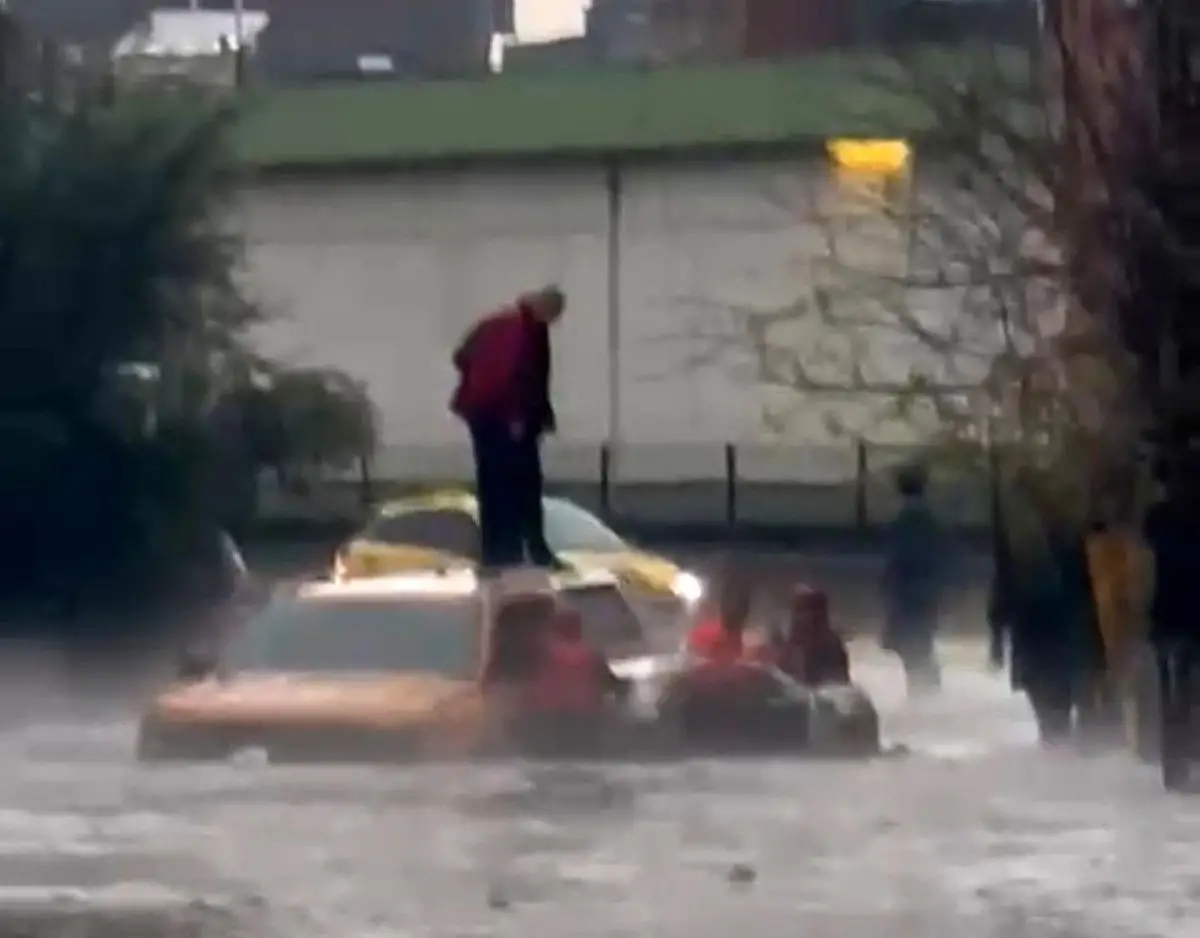 Adana’da Şiddetli Sağanak Sonrası Yol Gölüne Dönüştü, İki Kişi Kurtarıldı