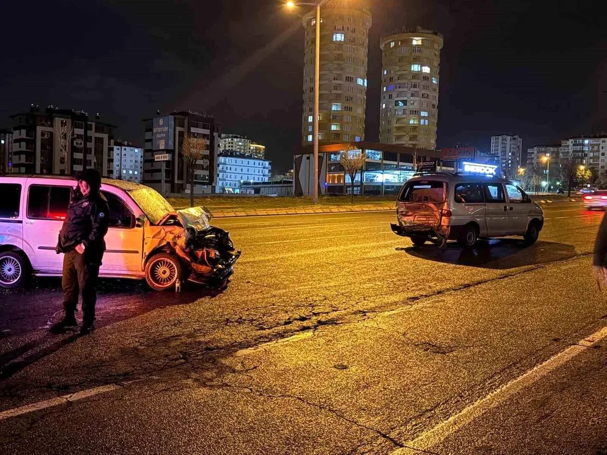 Kayseri Melikgazi'de Arızalı Minibüs Çarpması Sonrası 6 Yaralı, 7 Aylık Bebek de Hastaneye Kaldı