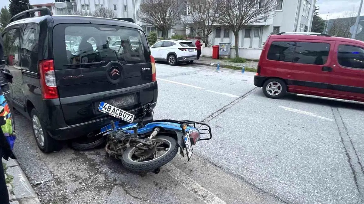 Menteşe'de Ani Manevra Yapan Motosiklet Sürücüsü Kazada Yaralandı