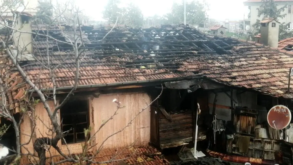 Yalvaç'ta İki Katlı Ev Yangını Kontrol Altına Alındı, Bir Kişi Yaralandı