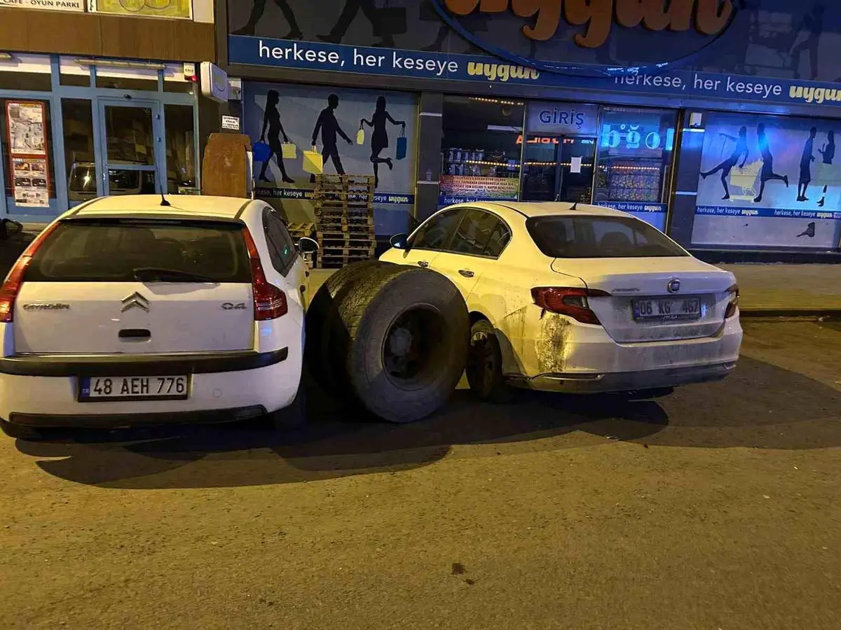 Kars'ta kamyonun tekeri yerinden çıktı; park halindeki araçlar hasar gördü