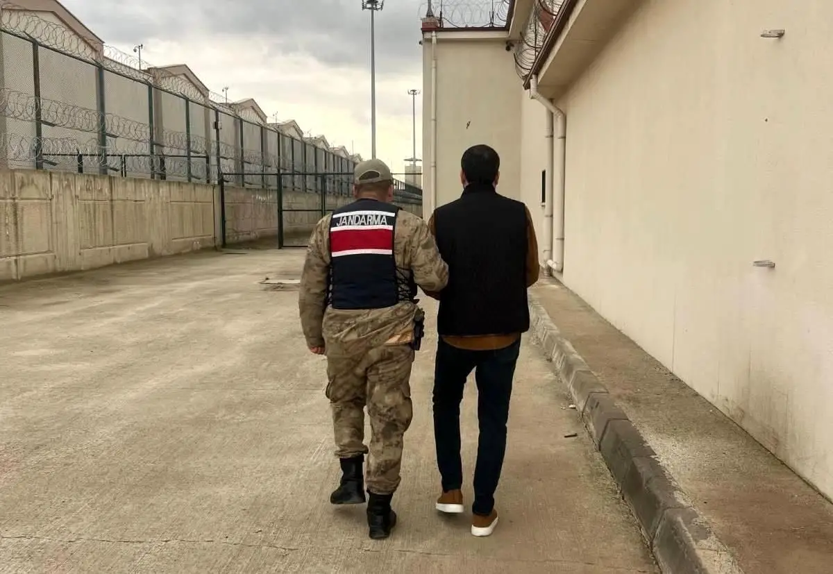 Şanlıurfa Karaköprü'de Kasten Yaralama Şüphesiyle Tutuklanan Şahıs Jandarmamız Tarafından Yakalandı