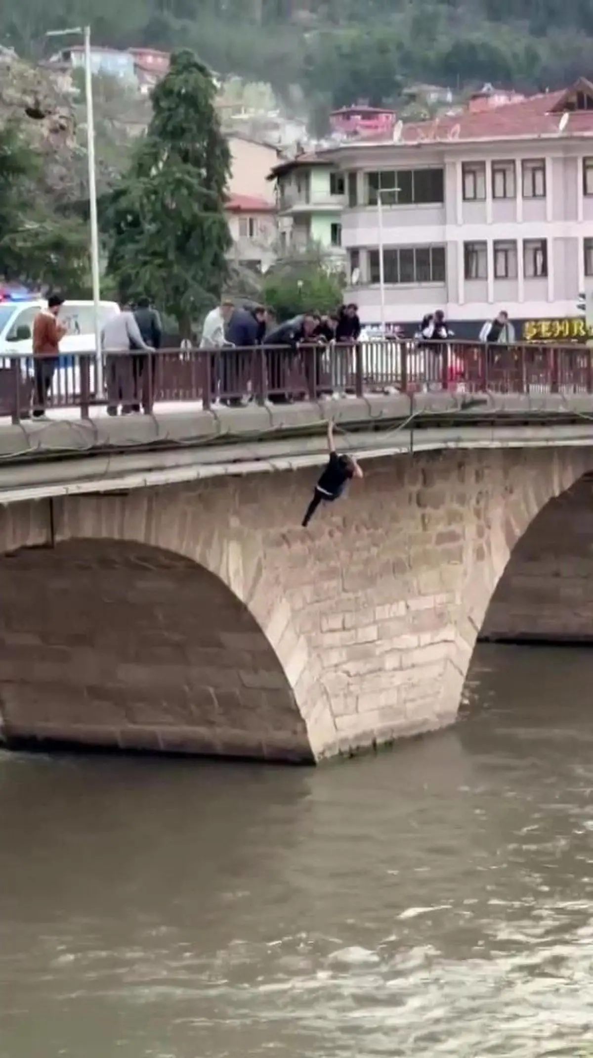 Amasya'da Köprüden Nehre Atlayan Şahıs Kurtarıldı: Ekiplerin Hızlı Müdahalesi