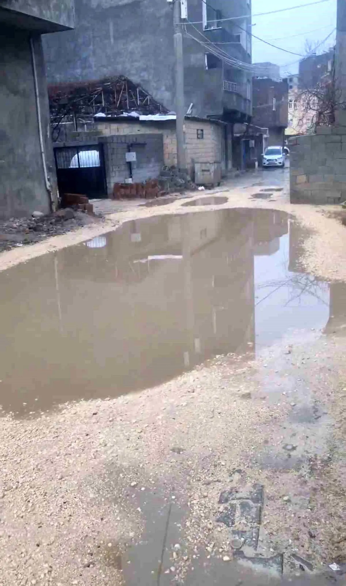 Mazıdağı’nda Şiddetli Yağış Sonrası Sokaklar Göl Haline Geldi