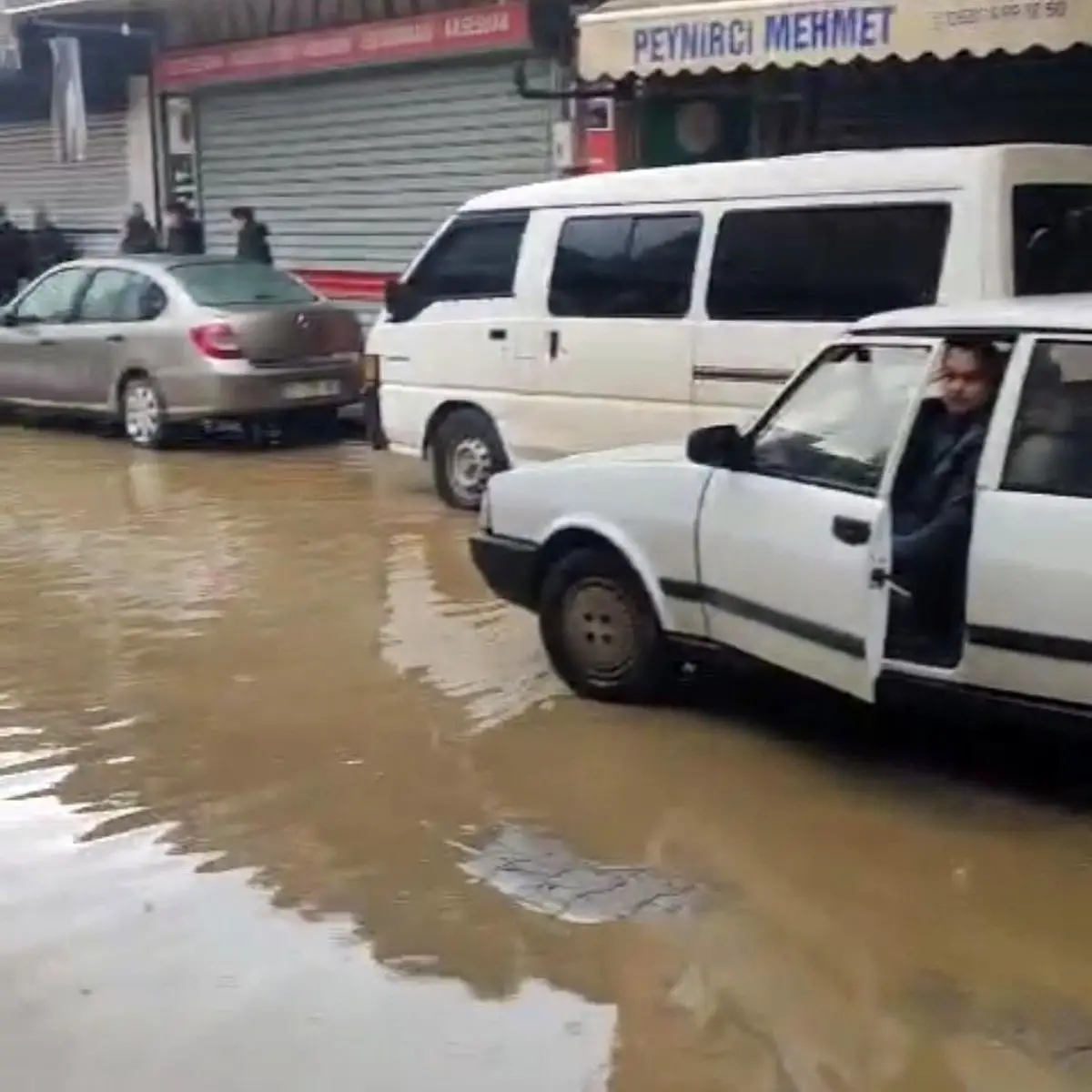 Ödemiş’te Şiddetli Sağanak Sel Sokakları Göle Dönüştürdü