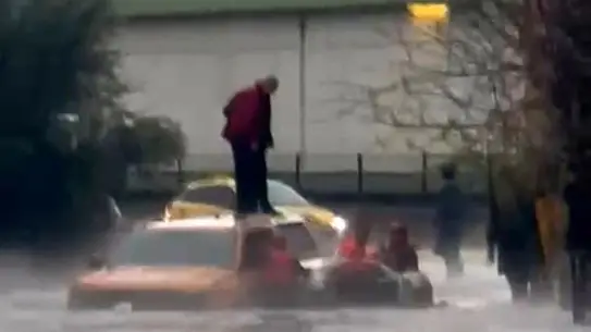 Kurtarılan otomobilin su içindeki fotoğrafı