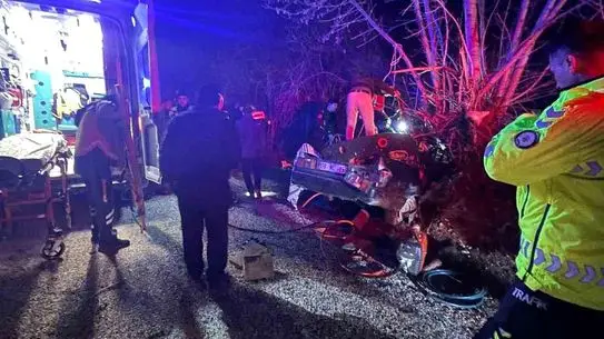 Kaza yerinde hasar görmüş araçlar