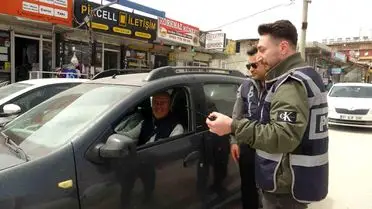 Polis ekiplerinin hatalı park denetimi sırasında çekildiği fotoğraf