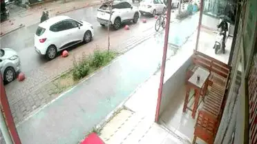 Serik’te Bisiklet Hırsızı Motosikletle Kaçtı: Güvenlik Kamerası Görüntüleri Olayı Aydınlatıyor