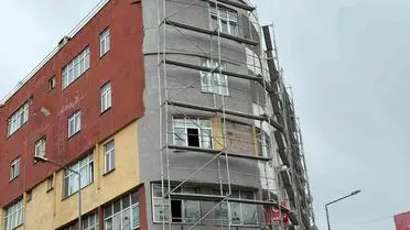 Iğdır’da dış cephe çalışması sırasında kullanılan ekipman