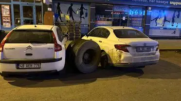 Kırılan kamyon tekeri ve hasar gören araçlar