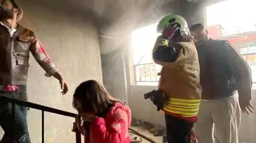 Yangın sonrası söndürülmüş evin dış görünüşü