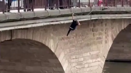 Kurtarma ekipleri nehir kenarında