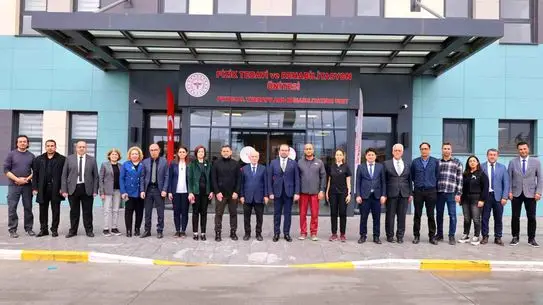 Fizik Tedavi Ünitesi içinde terapi seansı