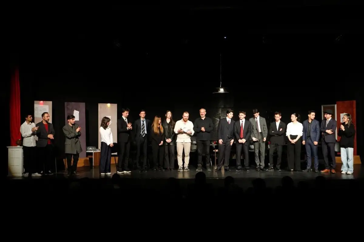 Erzurum Lisesi’nin “12 Öfkeli” Sahnesi İzleyicileri Büyüledi