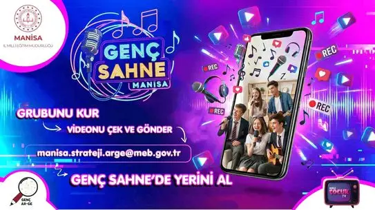 Genç sahnede performans sergileyen öğrenciler